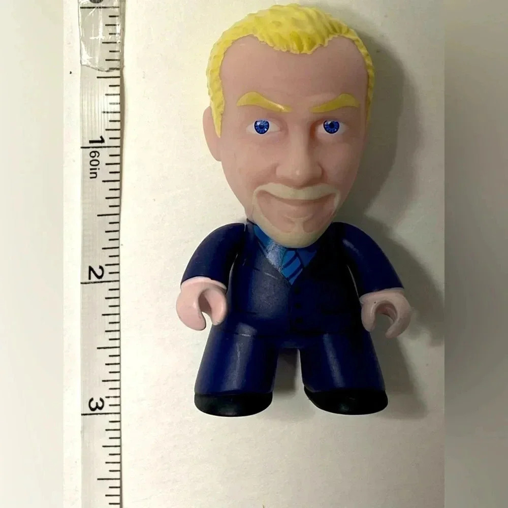 Doctor Who - Titans Vinyl Figure - The  Editor - Picture 2 of 5